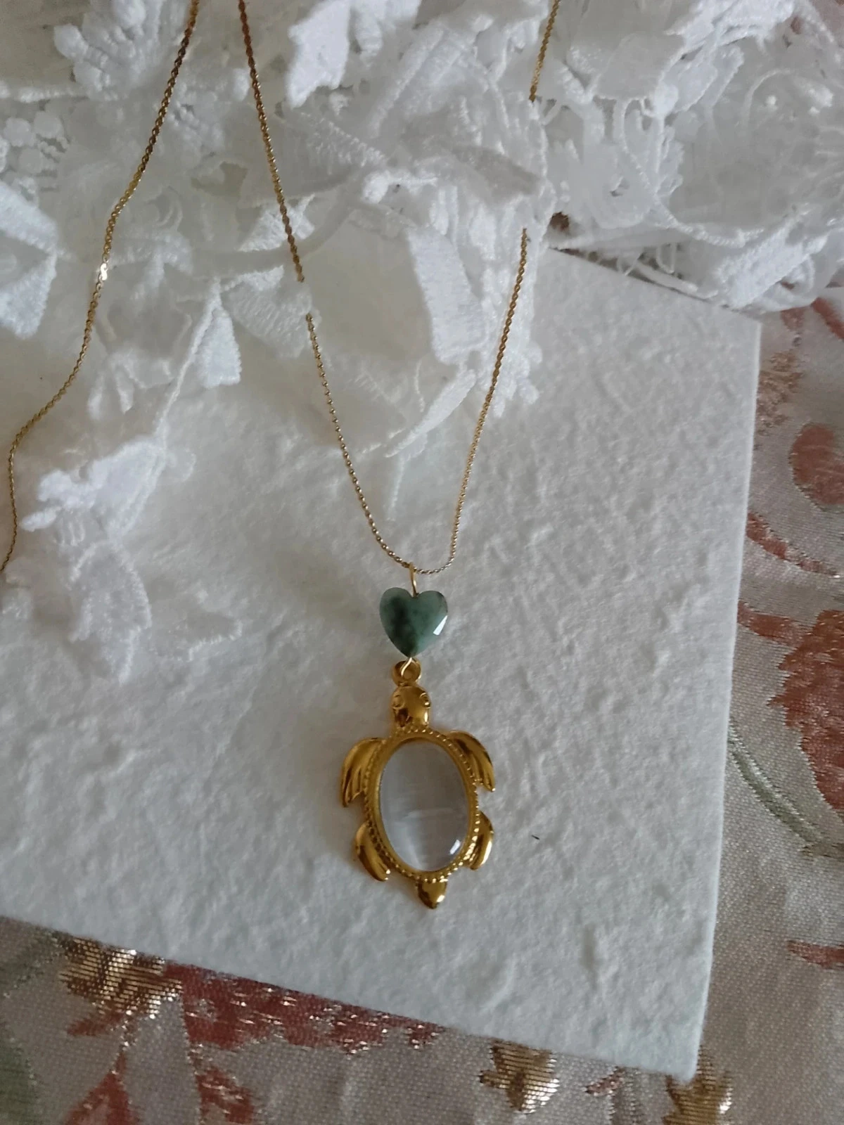 Collier tortue dorée pierres oeil de chat blanche et de jade verte